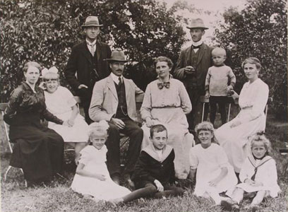 3 systrar m. familj
